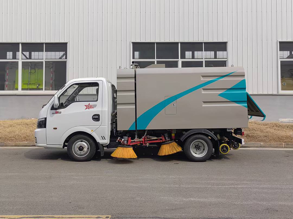 東風途逸掃路車