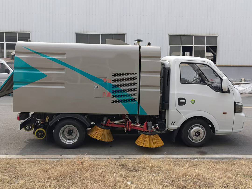 東風途逸掃路車