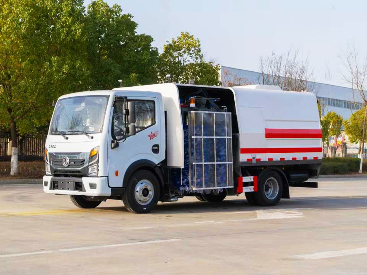 東風(fēng)多利卡護(hù)欄清洗車