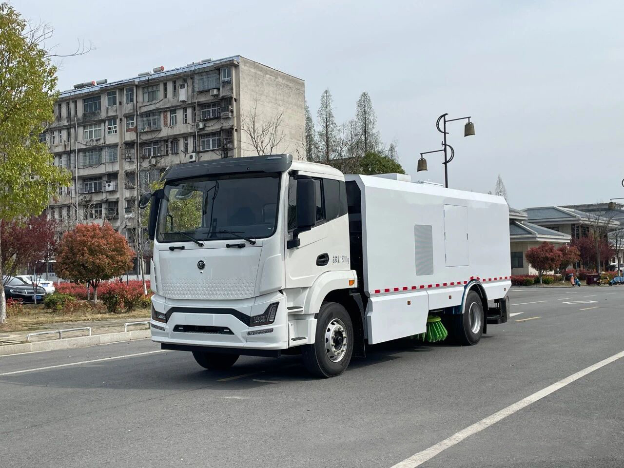 壹為18噸純電動(dòng)掃路車